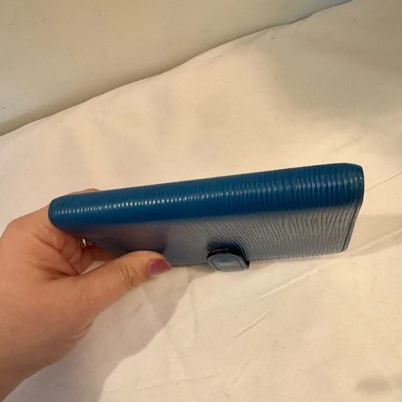 Louis Vuitton Vibrant Blue Epi Agenda - Picture 7 of 11